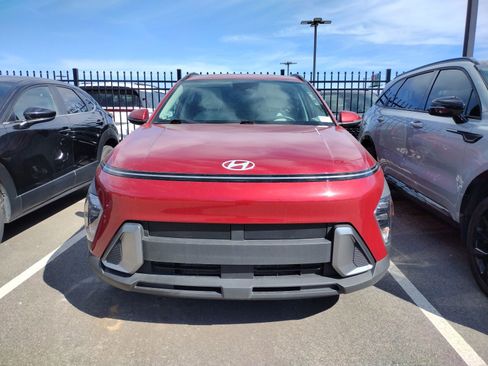 Used 2024 Hyundai Kona SEL image 2