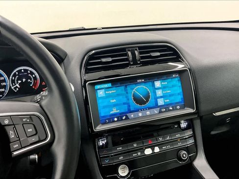 Used 2017 Jaguar F-PACE Prestige image 6