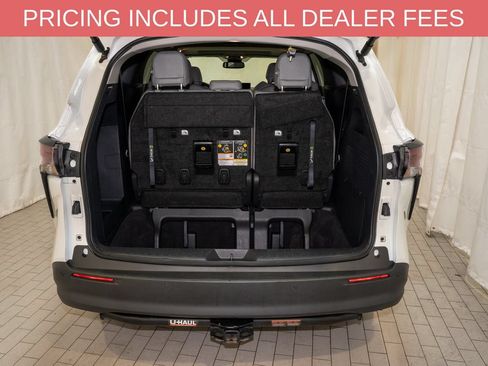 Certified 2025 Toyota Sienna XLE FWD image 5