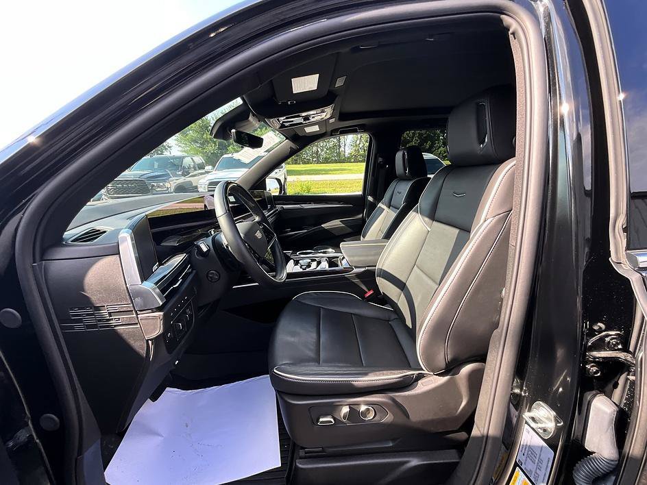 Used 2026 Cadillac Escalade ESV Luxury w/ LPO, Floor Liner Package AWD/4WD image 14