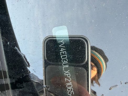 Used 2023 Volvo XC40 Recharge Plus w/ Protection Package Premier image 18