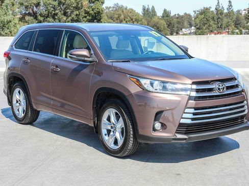 Used 2017 Toyota Highlander Limited w/ Carpet Mat Package AWD/4WD image 3