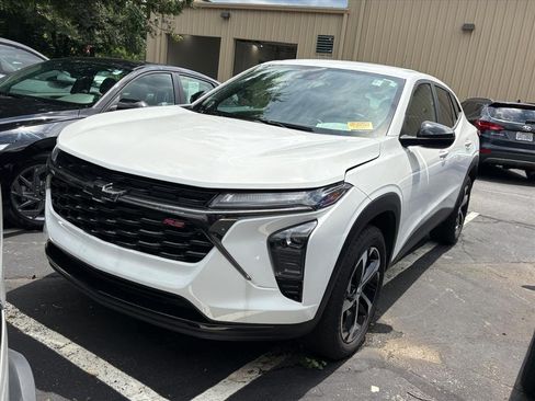 Used 2025 Chevrolet Trax RS FWD image 2