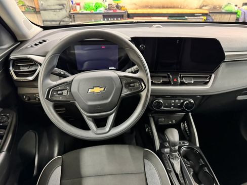 Used 2025 Chevrolet TrailBlazer LT AWD/4WD image 18