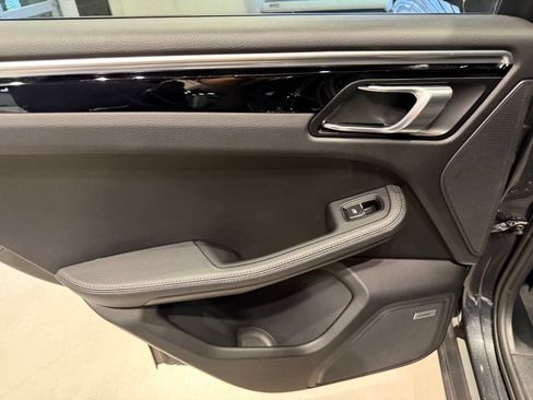 Used 2021 Porsche Macan AWD/4WD image 40