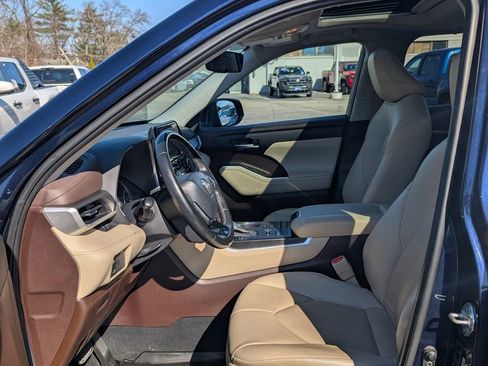 Used 2021 Toyota Highlander XLE image 13