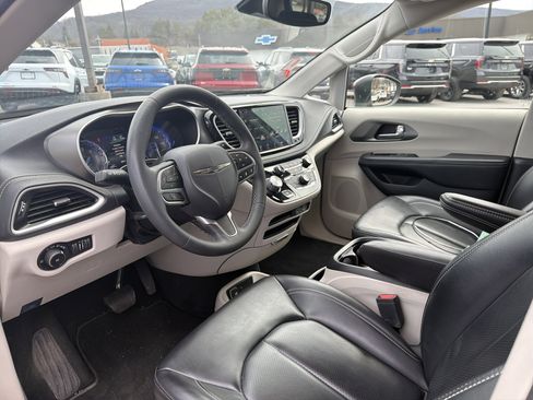 Used 2023 Chrysler Pacifica Touring-L image 12