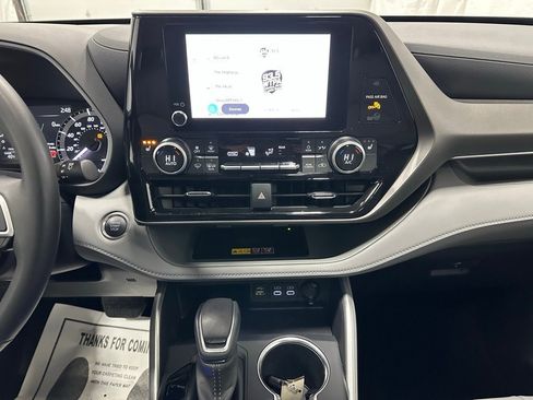 Used 2025 Toyota Highlander XLE image 26