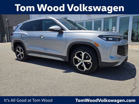 Certified 2025 Volkswagen Tiguan SE w/ Panoramic Sunroof Package AWD/4WD image 1