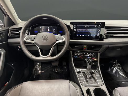 Used 2025 Volkswagen Jetta SE w/ Sunroof Package image 5