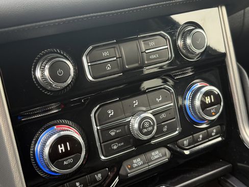 Used 2024 GMC Yukon Denali w/ Denali Reserve Package image 27