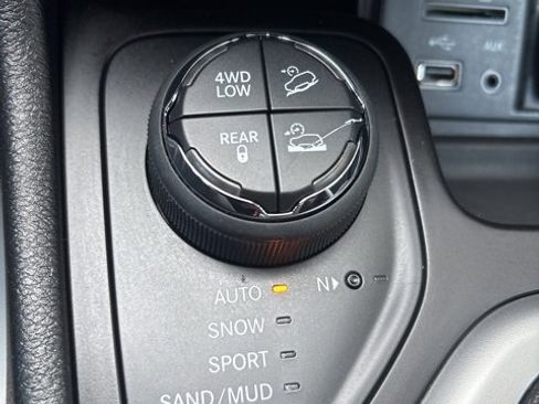 Used 2016 Jeep Cherokee Trailhawk image 20