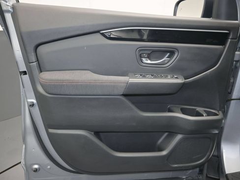 Used 2025 Honda Pilot Sport image 12