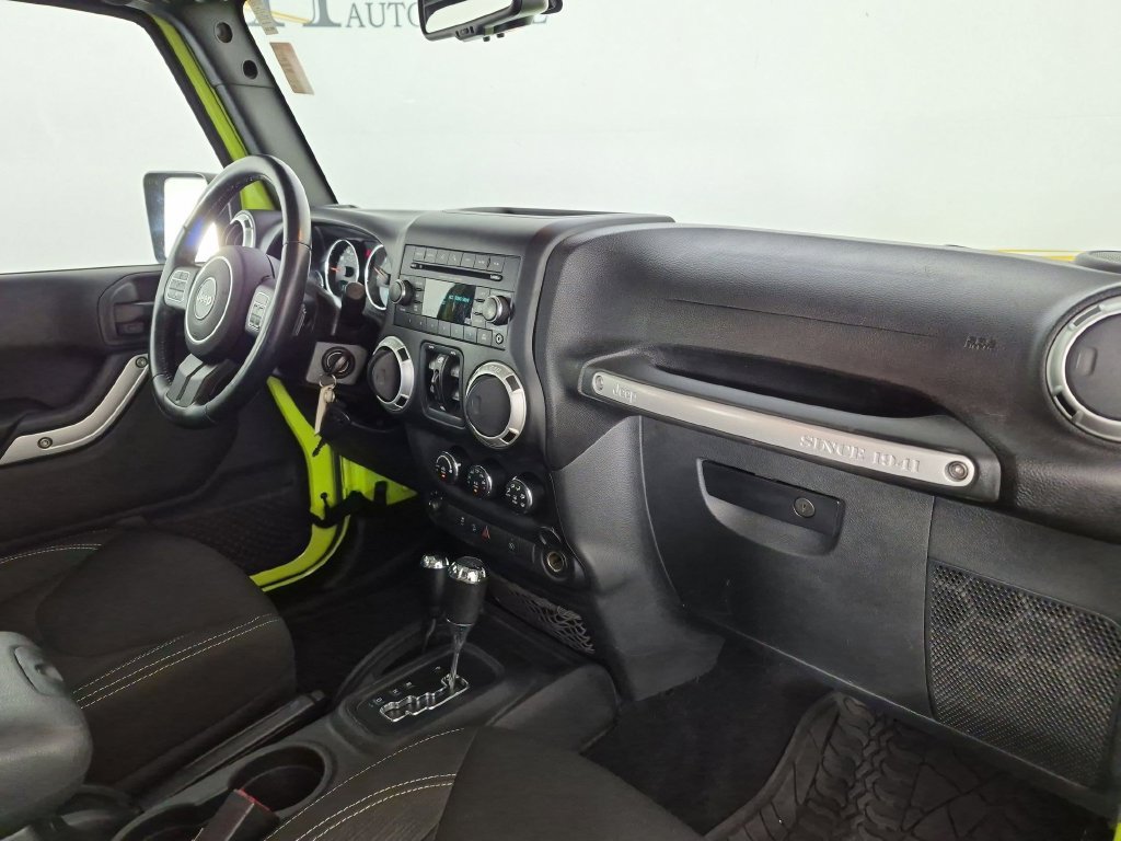 Used 2016 Jeep Wrangler Unlimited Sahara w/ Connectivity Group AWD/4WD image 36