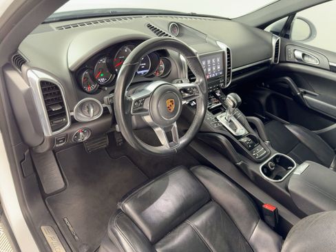 Used 2018 Porsche Cayenne Platinum Edition image 4