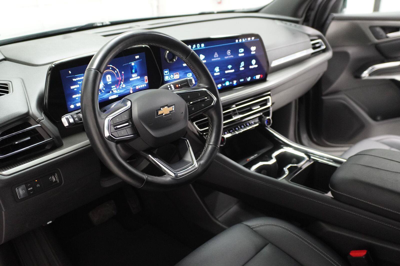 Used 2025 Chevrolet Traverse LT FWD image 8