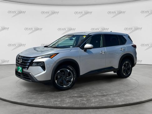Used 2024 Nissan Rogue SV AWD/4WD image 3