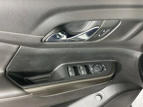 Used 2023 GMC Acadia SLT image 13