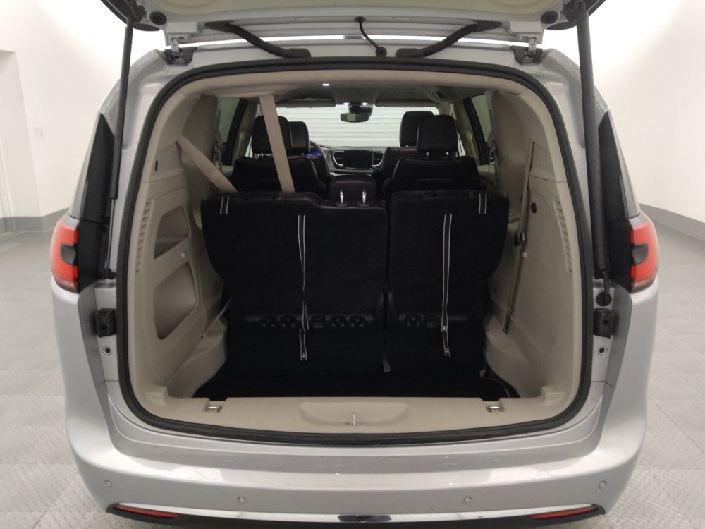 Used 2024 Chrysler Pacifica Touring-L FWD image 29