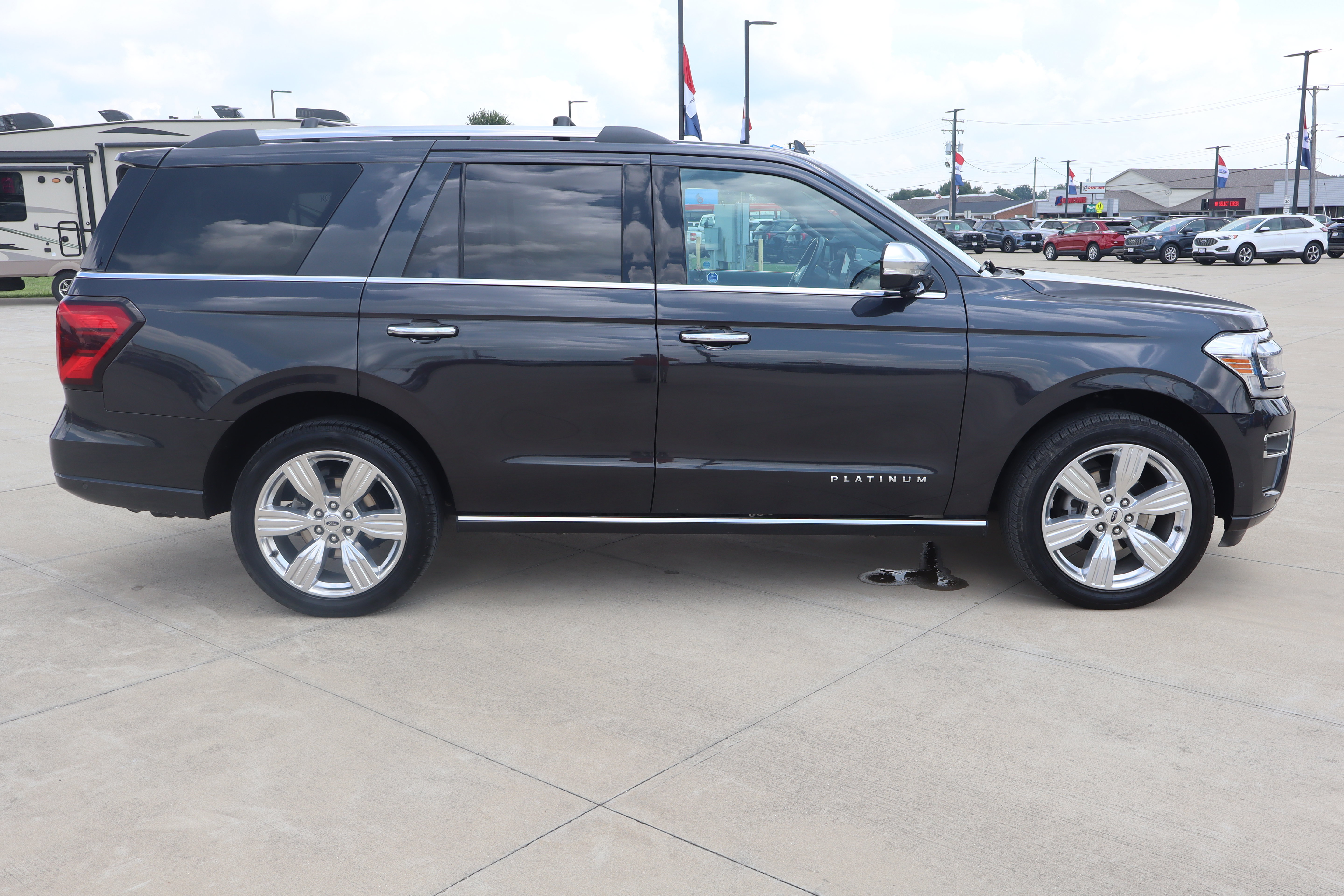 Used 2024 Ford Expedition Platinum AWD/4WD image 5
