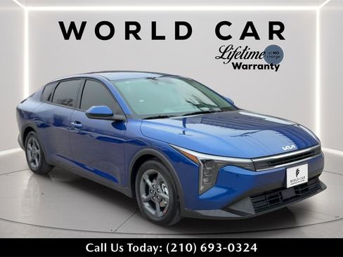New 2025 Kia K4 LXS image 1