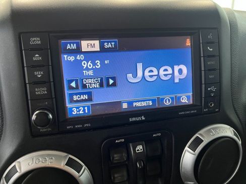 Used 2015 Jeep Wrangler Unlimited Sahara w/ Dual Top Group AWD/4WD image 18
