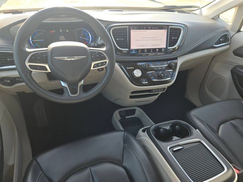 Used 2023 Chrysler Pacifica Touring-L FWD image 14
