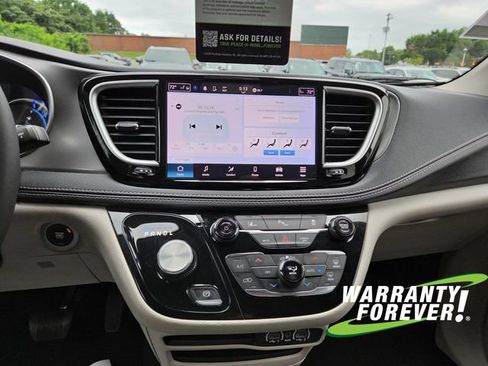 Used 2023 Chrysler Pacifica Touring-L FWD image 11