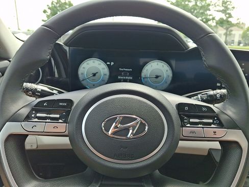 Certified 2023 Hyundai Elantra Limited w/ Preferred Accessory Package FWD image 18