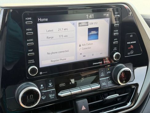 Used 2020 Toyota Highlander LE FWD image 11
