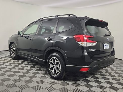 Used 2023 Subaru Forester Premium image 3