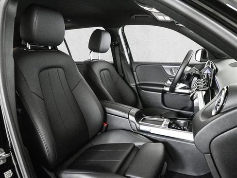 Certified 2025 Mercedes-Benz GLB 250 4MATIC w/ Exclusive Package image 22