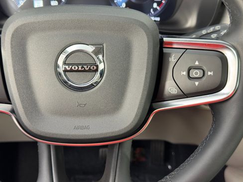 Used 2022 Volvo XC40 T5 Momentum w/ Premium Package image 21