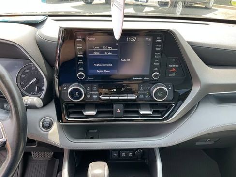 Used 2021 Toyota Highlander XLE AWD/4WD image 14