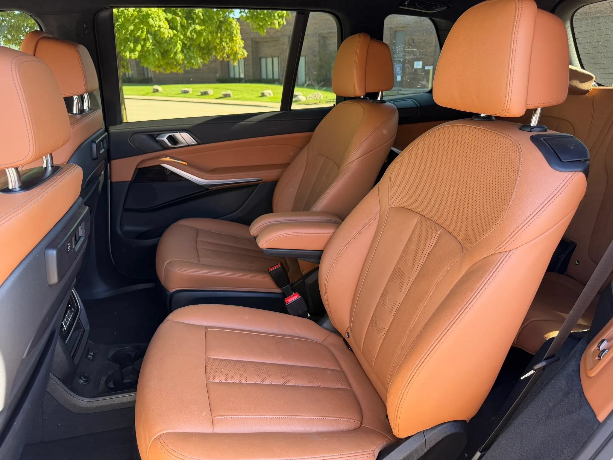 Used 2021 BMW X7 xDrive40i w/ M Sport Package AWD/4WD image 4