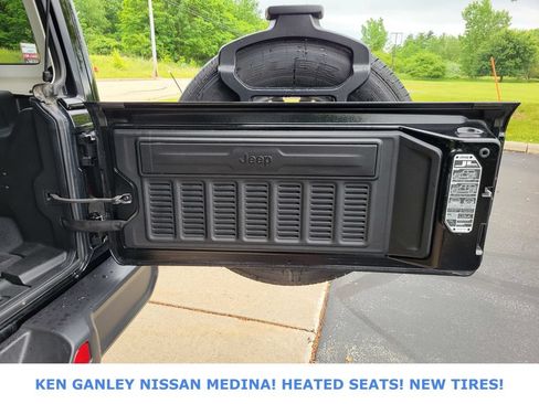 Used 2025 Jeep Wrangler Unlimited Sahara AWD/4WD image 47