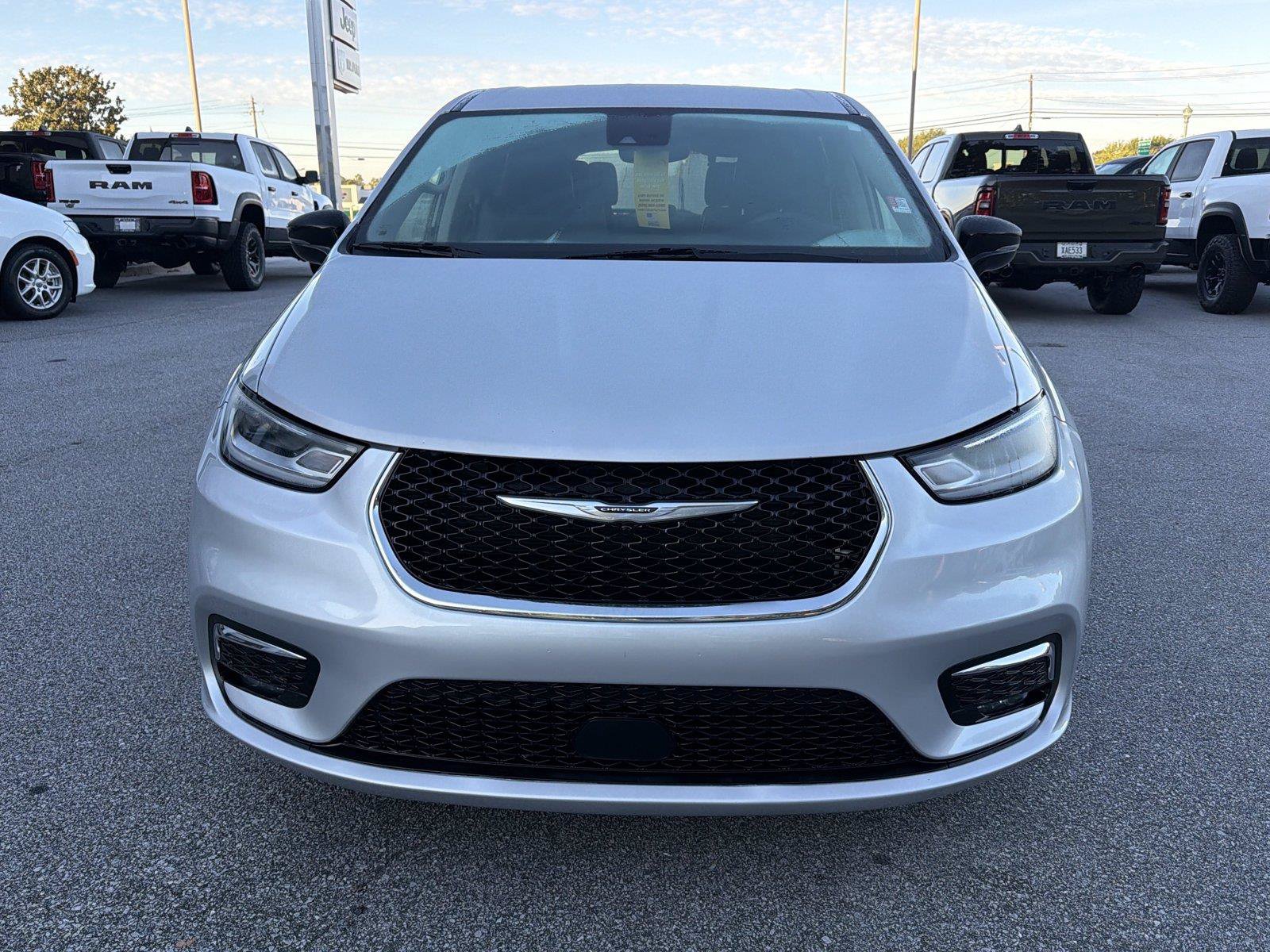 Used 2024 Chrysler Pacifica Touring-L FWD image 3