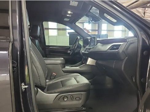 Used 2022 Chevrolet Suburban Z71 w/ Luxury Package image 12