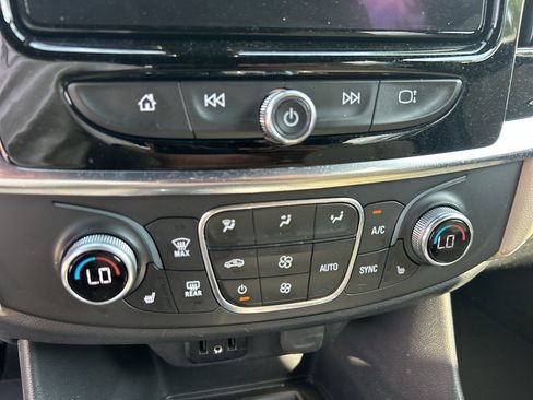 Used 2022 Chevrolet Traverse LT FWD image 26