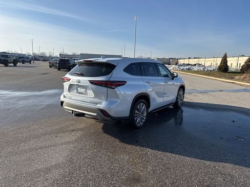 Used 2025 Toyota Highlander Platinum image 5