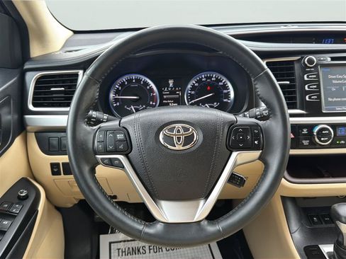 Used 2016 Toyota Highlander XLE AWD/4WD image 25