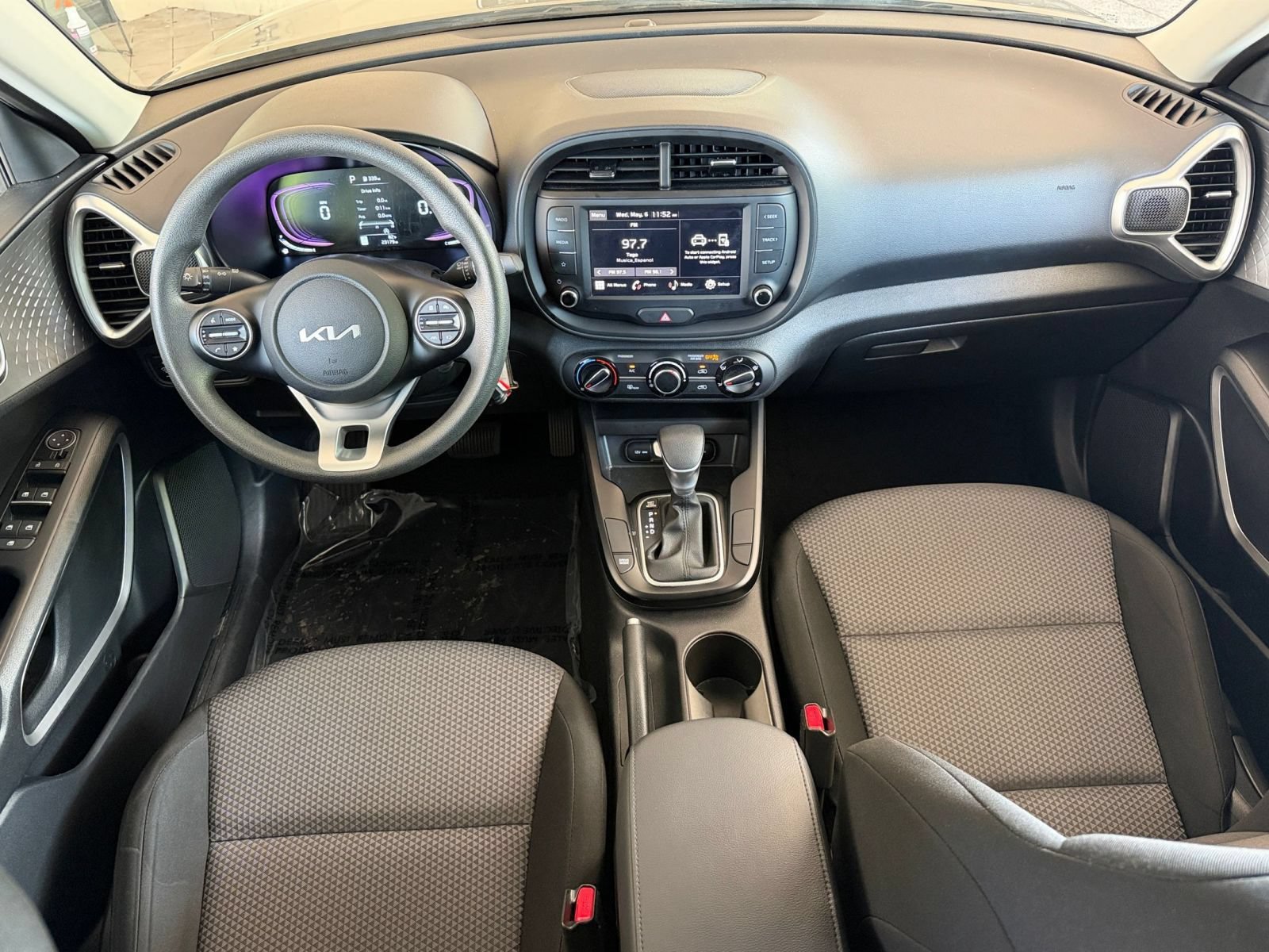 Used 2025 Kia Soul LX w/ LX Technology Package FWD image 30