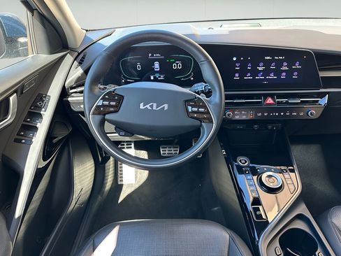Used 2023 Kia Niro SX Touring image 16