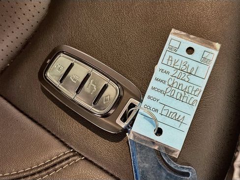 Used 2025 Chrysler Pacifica Select FWD image 38