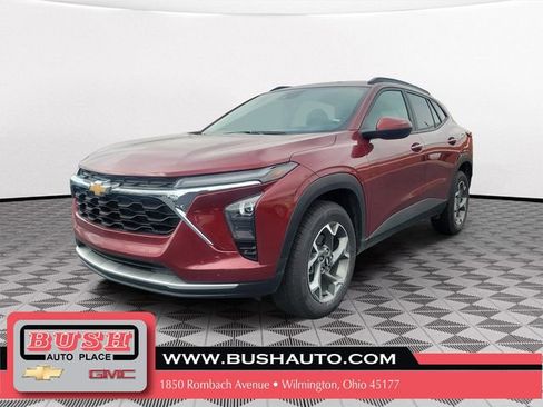 Used 2025 Chevrolet Trax LT FWD image 2