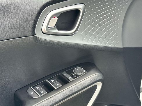 Used 2025 Kia Soul LX w/ LX Technology Package FWD image 21