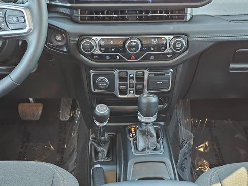 Used 2025 Jeep Wrangler Unlimited Sahara AWD/4WD image 29