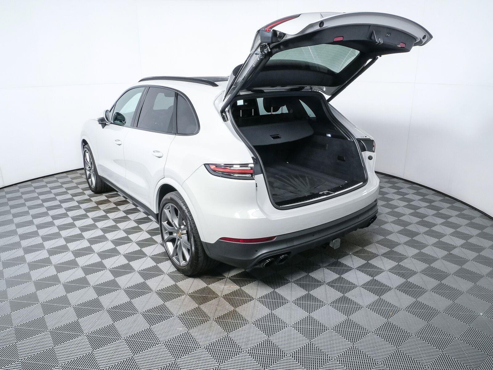 Used 2023 Porsche Cayenne Platinum Edition AWD/4WD image 34
