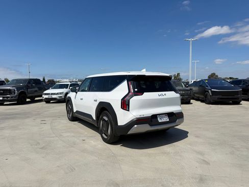 Used 2024 Kia EV9 Light Long Range RWD image 2