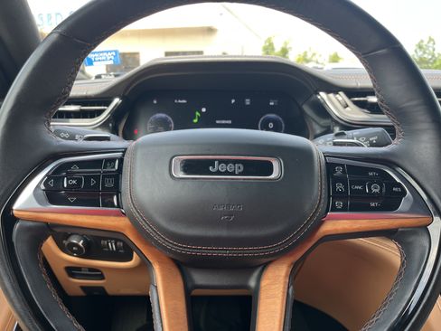 Used 2024 Jeep Grand Cherokee Summit AWD/4WD image 9
